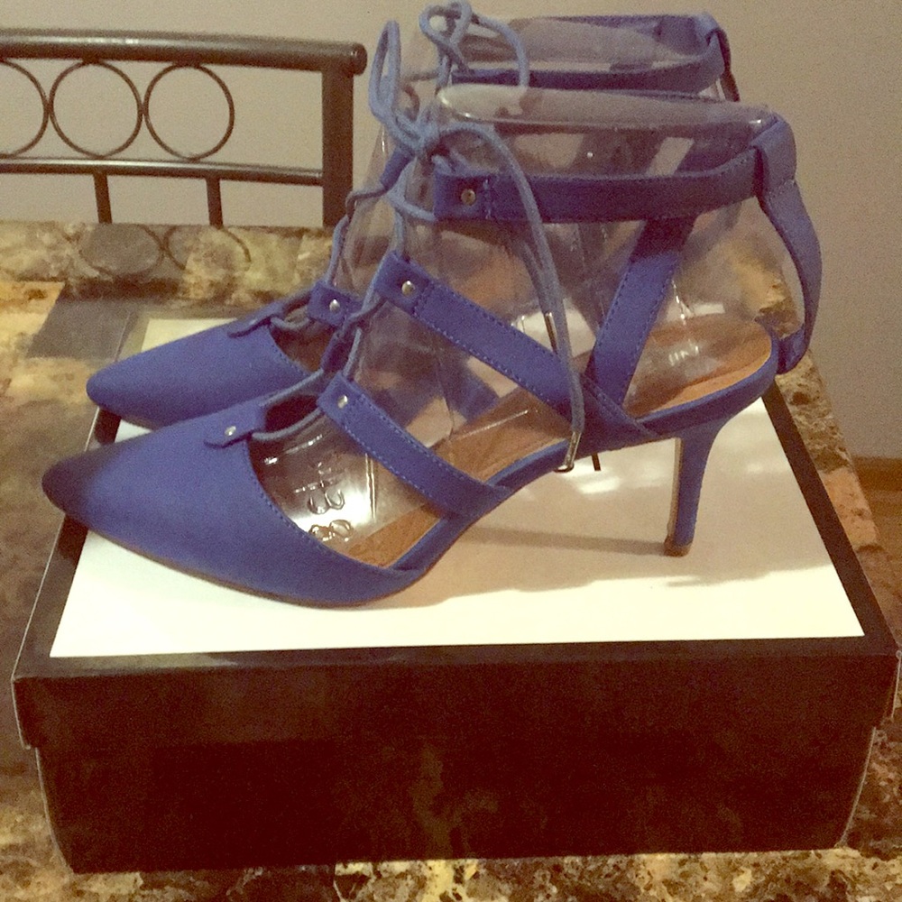 Nine West Fan Fav Front Lace Pump